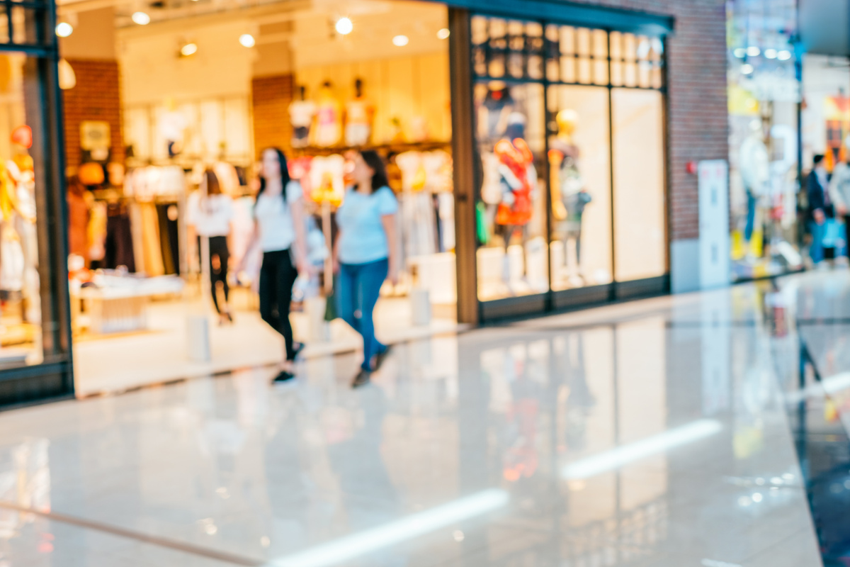 Blurred background of shopping mall